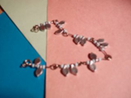 modrý střapatý náramek